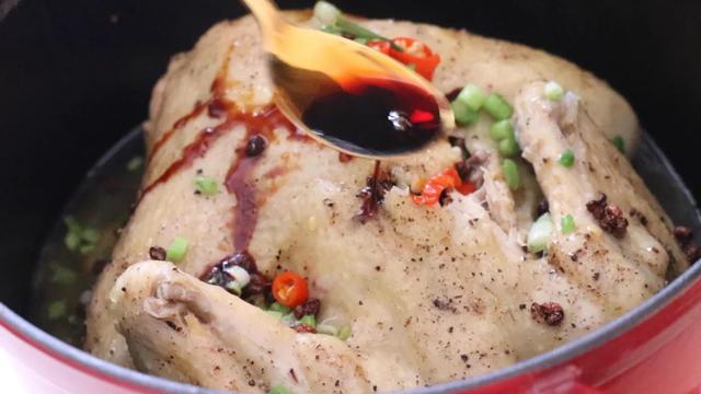 每日菜谱推荐：快速制作葱油焖鸡，喷香扑鼻，饭桌上的硬菜