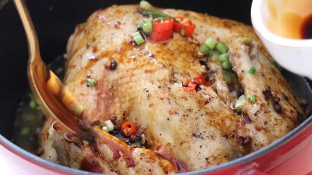 每日菜谱推荐：快速制作葱油焖鸡，喷香扑鼻，饭桌上的硬菜