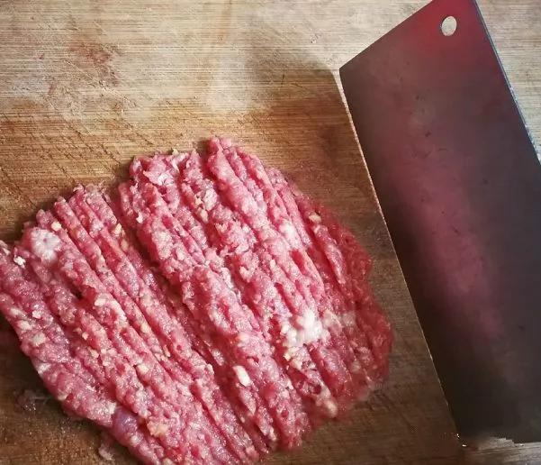 10个生活小常识：剁肉馅时，刀面上总会粘肉末怎么办？