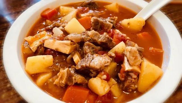 电饭锅一键搞定！美味番茄土豆炖牛腩，浓稠的汤汁，绝对下饭。