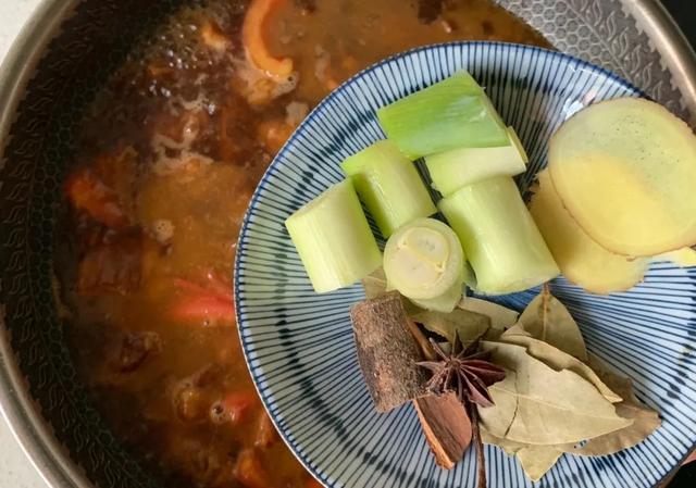 电饭锅一键搞定！美味番茄土豆炖牛腩，浓稠的汤汁，绝对下饭。