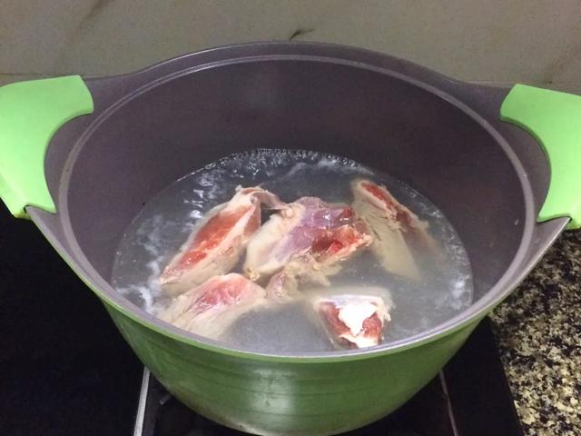 特色美食：黄豆眉豆海带骨头汤做法，一道适合秋冬喝的靓汤