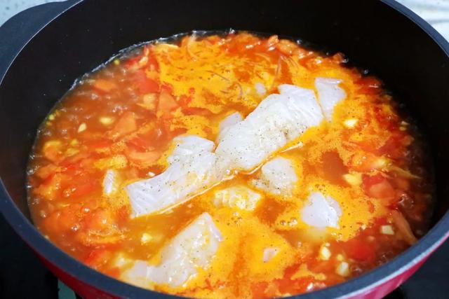 美食菜谱大全：龙利鱼粉丝番茄汤这样做，滑嫩鲜美，酸甜可口
