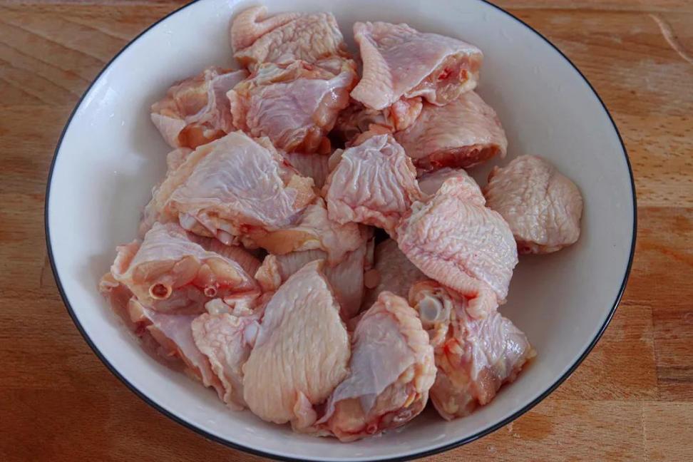 豆豉蒸鸡翅家常做法，口感鲜香滑嫩，适合懒人们的冬日私房菜
