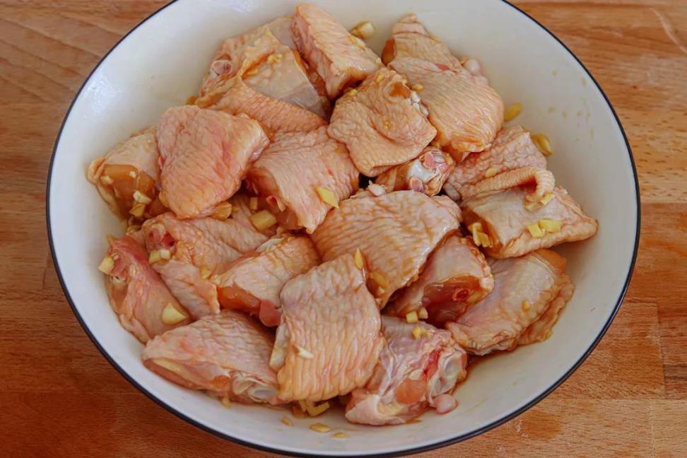豆豉蒸鸡翅家常做法，口感鲜香滑嫩，适合懒人们的冬日私房菜