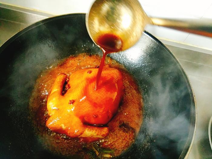 教你酱油鸡最好吃做法，用料简单易学，皮香酥肉嫩滑，吃不腻