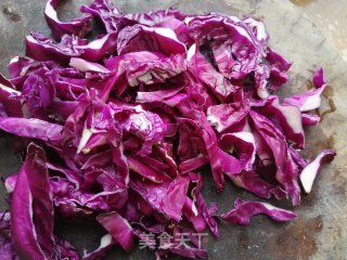 五花肉炒紫甘蓝