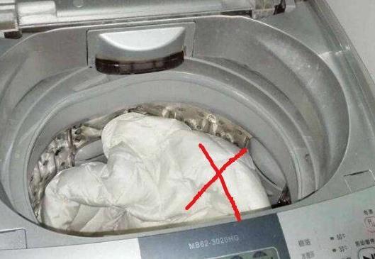 ​还在用洗衣机“毁”羽绒服吗 牌子货得这么清洗