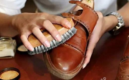 ​皮鞋霉点处理方法 皮鞋的日常保养