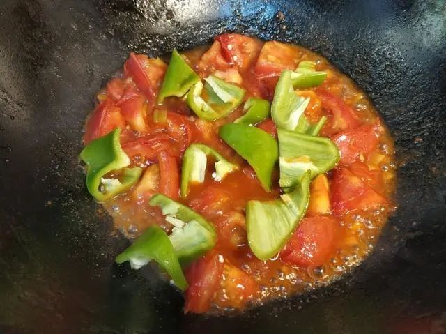 做烧茄子时，茄子不要直接下锅炸，多加一步，茄子更入味