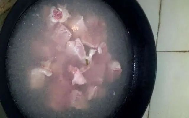 冬瓜排骨汤家常做法，很多人这3点就错了，肉不香汤不白