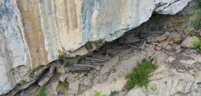 云南大山一悬崖上的棺木，500多年没有腐烂