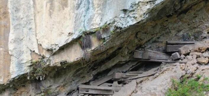 云南大山一悬崖上的棺木，500多年没有腐烂