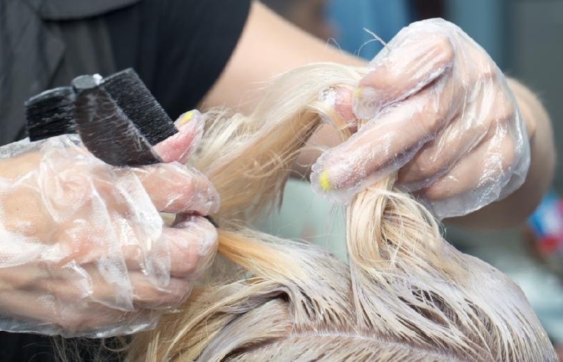 染发后头发又干又涩，是药水差还是技术不好？看这三点你就明白了染发剂本身是安全的发质受损和使用过度有关技术也是导致发质干涩的原因之一