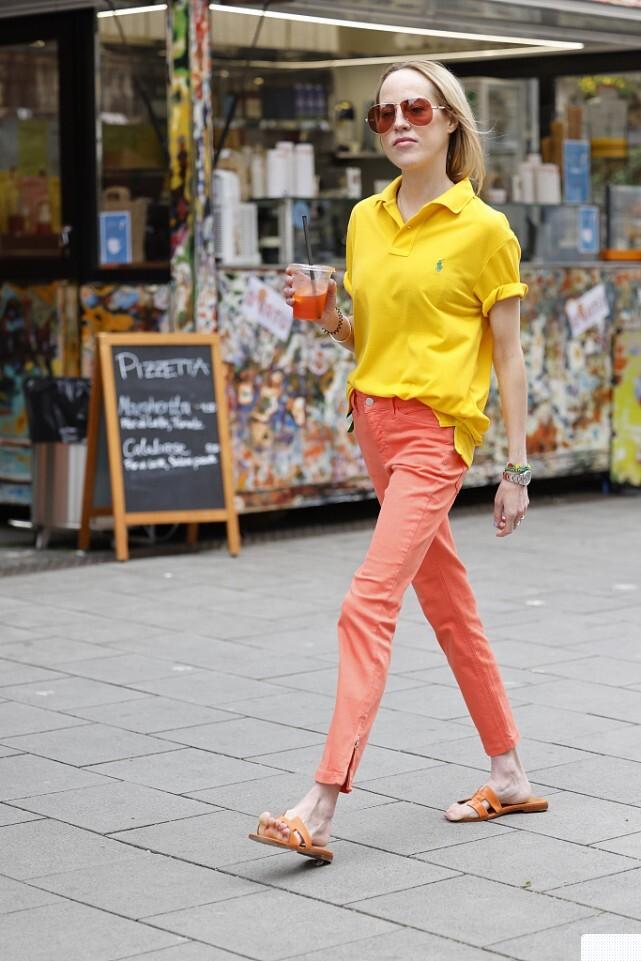 女生橙色服装搭配什么颜色好看（橙色衣服穿搭技巧）黄色的穿搭单品A：阔腿裤黄色的穿搭单品B:牛仔裤黄色的穿搭单品C：POLO衫黄色装点的穿搭单品：工装连衣裙