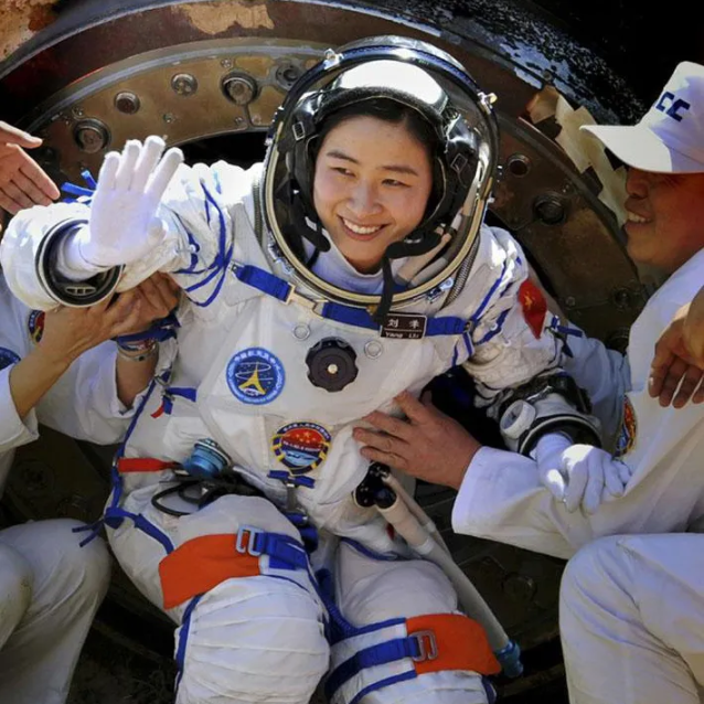 中国第一个登上月球的人是谁？世界各国登上月球的宇航员盘点