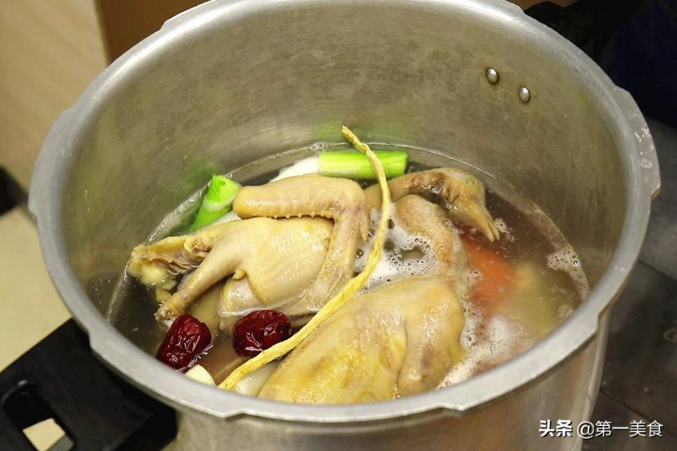 鸽子汤的做法与配料（清炖乳鸽的做法家常制作步骤）