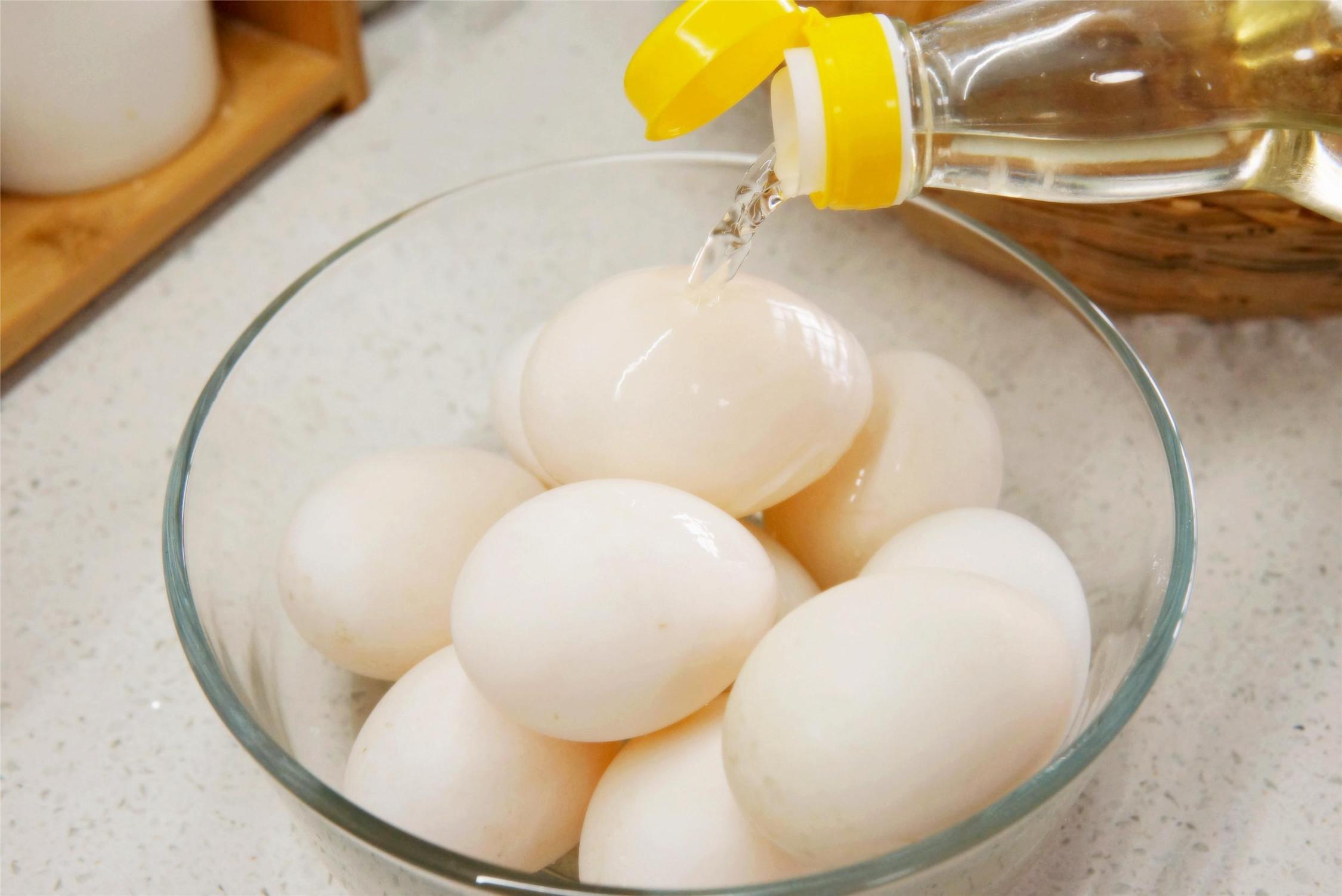 咸鸭蛋的腌制方法出油，腌制咸鸭蛋的制作方法及配方腌咸鸭蛋——老井说——