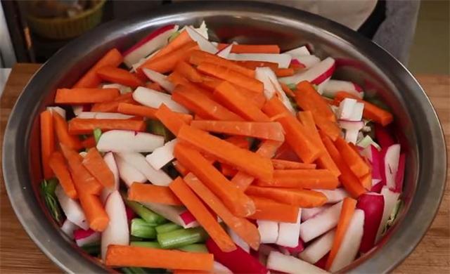 泡菜的腌制方法及过程「最简单泡菜的腌制方法和配料」