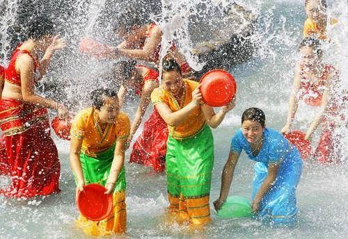 傣族泼水节的传说，傣族泼水节的由来