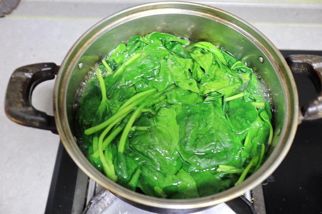 银耳凉拌菜的做法步骤，清肠润燥的凉拌酸辣银耳菠菜