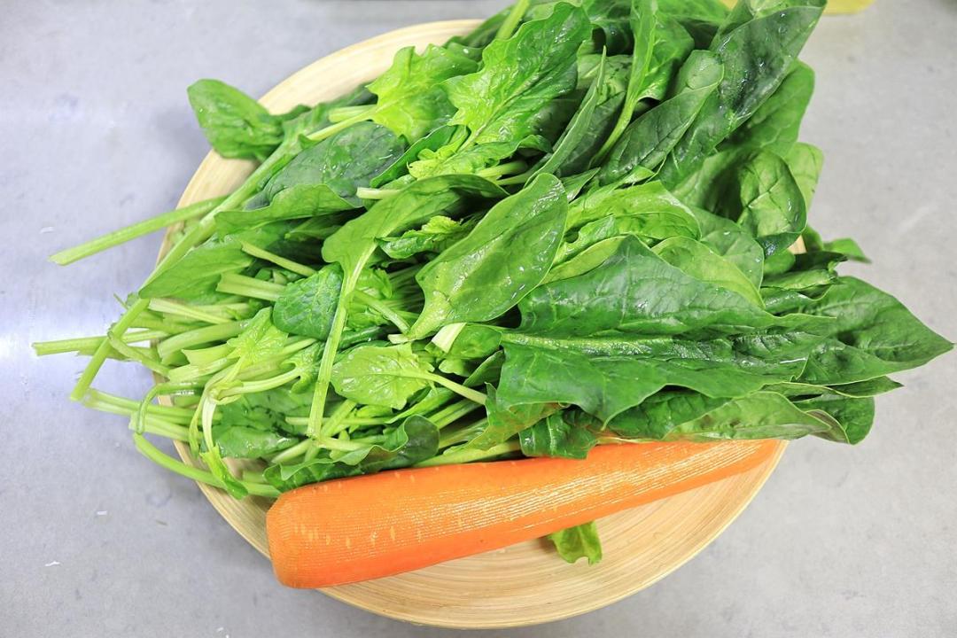 银耳凉拌菜的做法步骤，清肠润燥的凉拌酸辣银耳菠菜