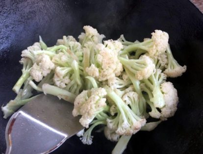 干煸菜花的做法窍门（干煸菜花正宗家常做法简单又好吃）干煸菜花的做法：烹饪小技巧：