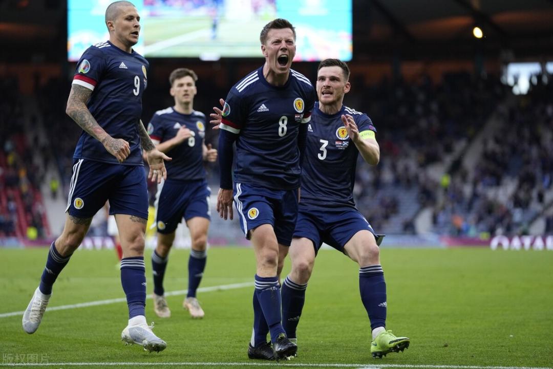 克罗地亚3-1胜苏格兰小组出线，莫德里奇世界波