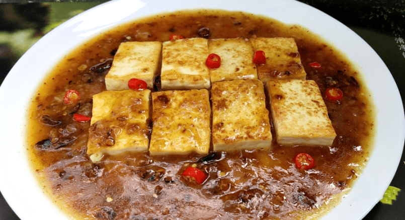 素食菜谱：一道热量157.5卡，蛋白质2.5g的素菜美食——煎中豆腐