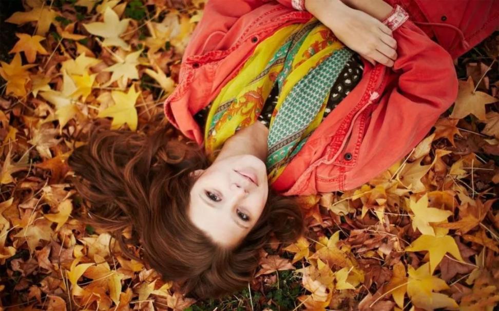 摄影技巧：秋季拍人像，只需要2步，让照片瞬间生动逼真