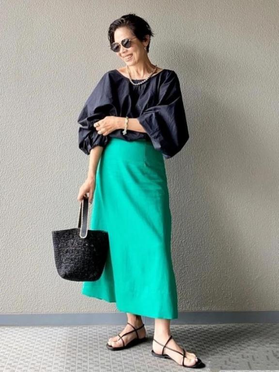 这才是老年人该有的装扮，60岁阿姨的减龄穿搭，诠释别样的美感