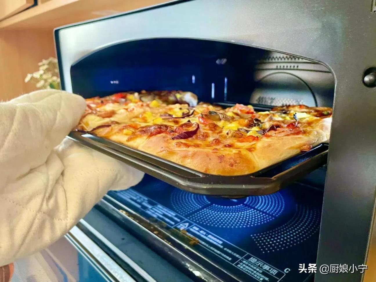 披萨的制作方法和配方（自制披萨的详细步骤做法）【自制披萨】食材：制作方法：