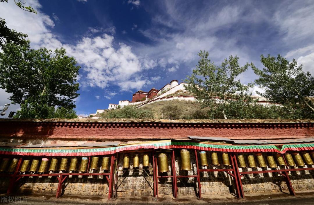 拉萨旅游攻略自助游，拉萨旅游的最佳时间和游玩必备物品清单西藏拉萨大致介绍拉萨旅游的最佳时间进藏游玩必备物品